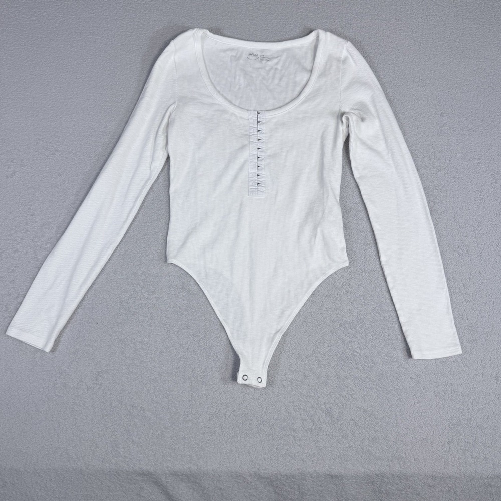 Aerie White Ribbed Long-Sleeve Turtleneck Bodysuit form-fitting snap closure M